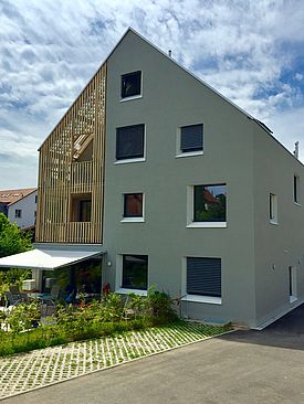 ACCOYA® Überbauung Fassade und Zaun