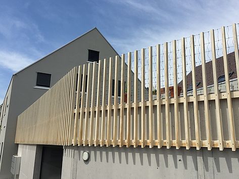 ACCOYA® Überbauung Fassade und Zaun