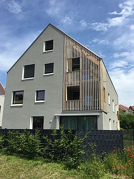 ACCOYA® Überbauung Fassade und Zaun